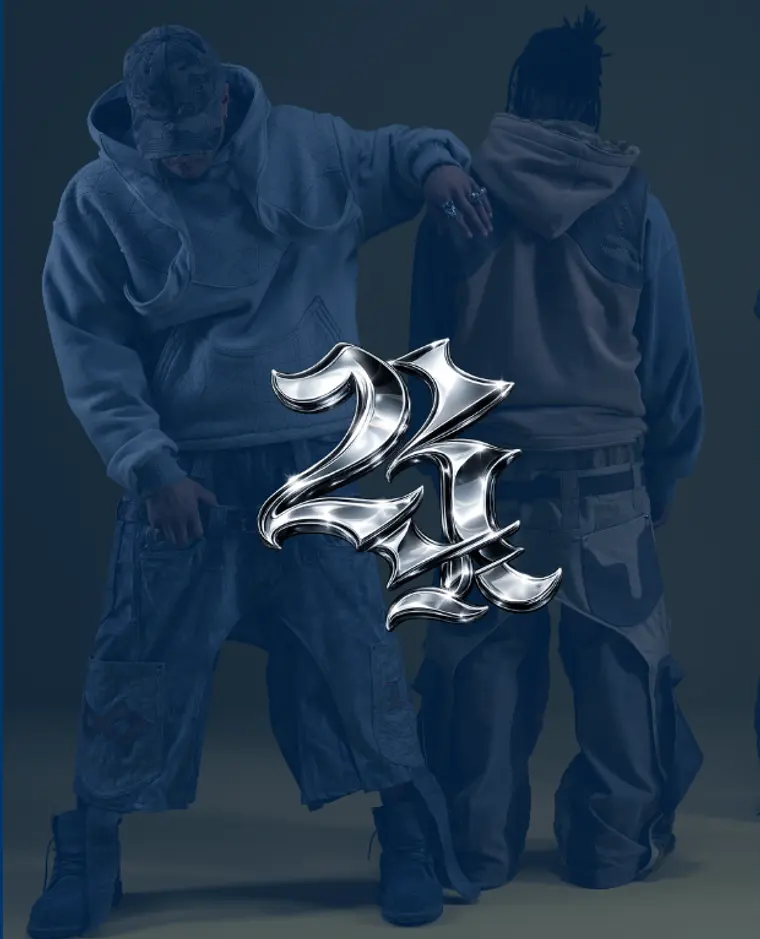Zwei Figuren in weiten blauen Hoodies und Cargohosen vor blauem Grund, davor das Chrom-Logo des Labels.